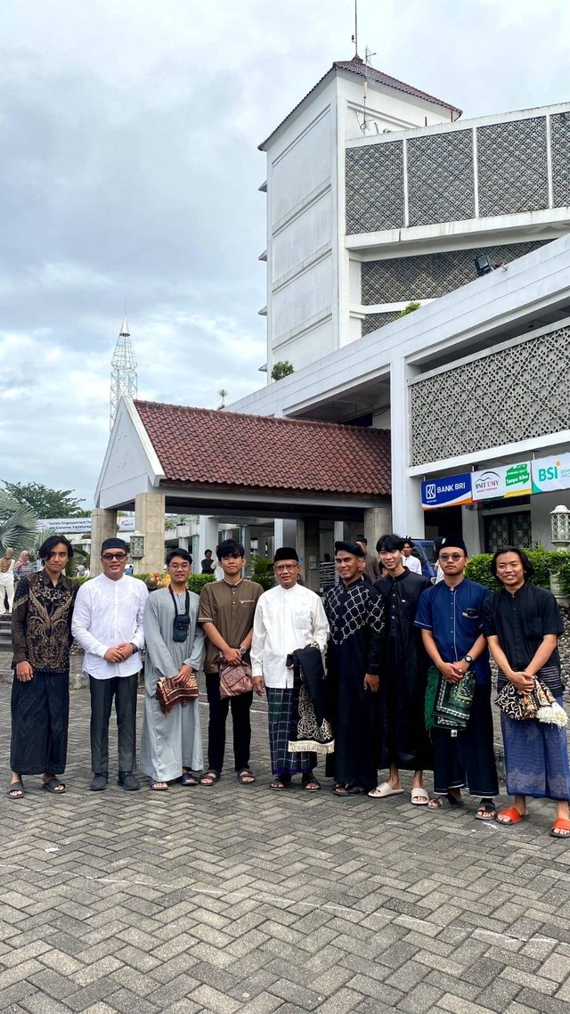 43 tahun perjalanan yang penuh prestasi, UMY telah menjadi salah satu pilar utama dalam membangun Indonesia yang berkeadaban. Sumber gambar: Dokumentasi pribadi bersama Ketua Umum Pimpinan Pusat Muhammadiyah Prof. Dr. H. Haedar Nashir, M. Si