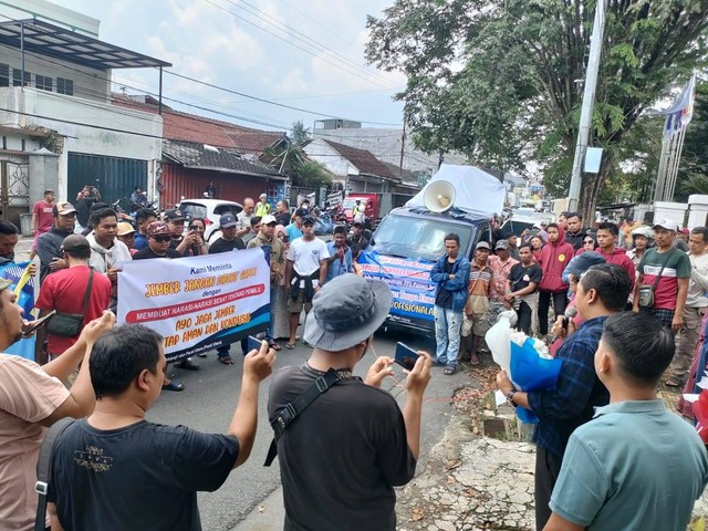 Demo di KPU Jember. Dok: mili.id.