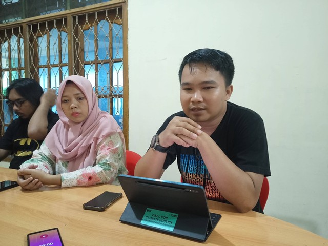 Direktur WALHI Lampung, Irfan Tri Musri saat memberikan keterangan di kantornya, Minggu (25/2). | Foto : Galih Prihantoro/ Lampung Geh