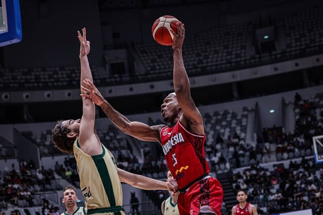 Timnas Basket Indonesia berhadapan melawan Australia dalam laga Grup A Kualifikasi FIBA Asia Cup di Indonesia Arena, Senayan, Jakarta, Minggu (25/2/2024). Foto: FIBA