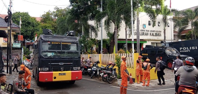 Ratusan personel polisi apel di depan kantor ICW. Foto: Dok. Istimewa