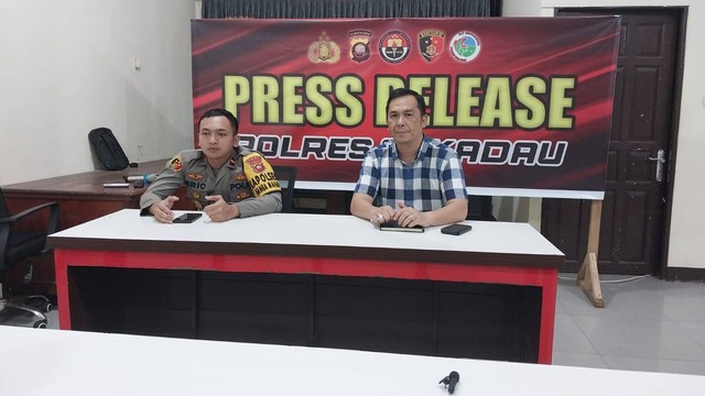 Kasat Reskrim Polres Sekadau AKP Rahmad Kartono bersama Kapolsek Nanga Mahap memberikan keterangan saat Press Release di Mapolres Sekadau. Foto: Dina Mariana/Hi!Pontianak