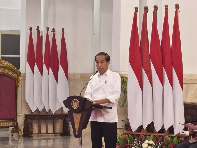 Presiden Jokowi membuka sidang kabinet di Istana Negara, Jakarta, Senin (26/2). Foto: Nadia Riso/kumparan