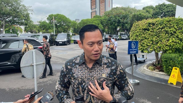 Menteri ATR/BPN Agus Harimurti Yudhoyono (AHY) sebelum mengikuti Sidang Kabinet di Istana, Jakarta, Senin (26/2). Foto: Nadia Riso/kumparan