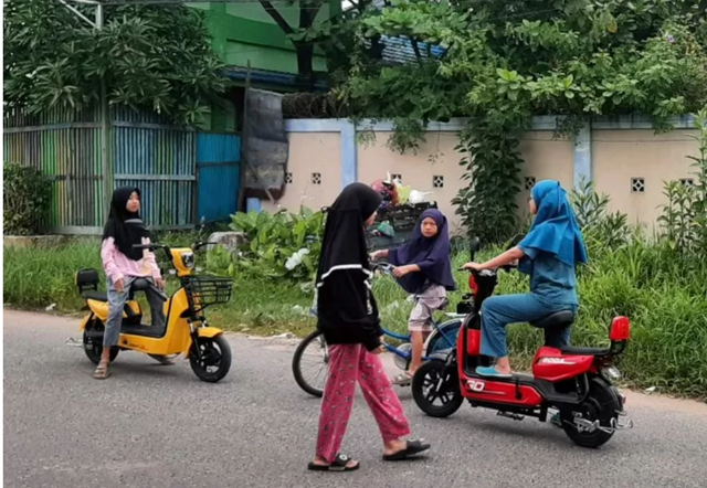 Anak-Anak sedang Bermain Sepeda LIstrik di Sebuah Komplek Perumahan. Sumber : Radar Banjarmasin