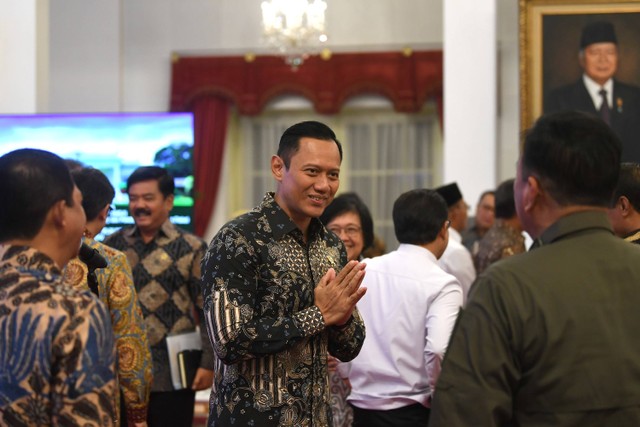 Menteri ATR/Kepala BPN Agus Harimurti Yudhoyono tiba untuk mengikuti Sidang Kabinet Paripurna di Istana Negara, Jakarta, Senin (26/2/2024). Foto: Sigid Kurniawan/Antara Foto