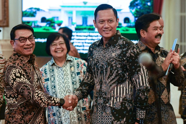 Menteri ATR/Kepala BPN Agus Harimurti Yudhoyono (kedua kanan) berjabat tangan dengan Kepala Staf Kepresidenan Moeldoko (kiri) disaksikan Menteri LHK Siti Nurbaya (kedua kiri) dan Menkopolhukam Hadi Tjahjanto jelang Sidang Kabinet Paripurna di Istana. Foto: Sigid Kurniawan/Antara Foto