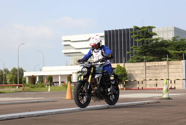 Peserta safety riding dari PT Astra Honda Motor (AHM) sedang melakukan latihan di AHM Safety Riding Park, Deltamas, Cikarang, Jawa Barat. Foto: dok. AHM
