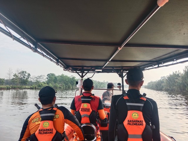 Tim Basarnas Palembang tengah mencari anto yang hilang usai perahu getek yang ditumpanginya terbalik, Foto : Basarnas Palembang 