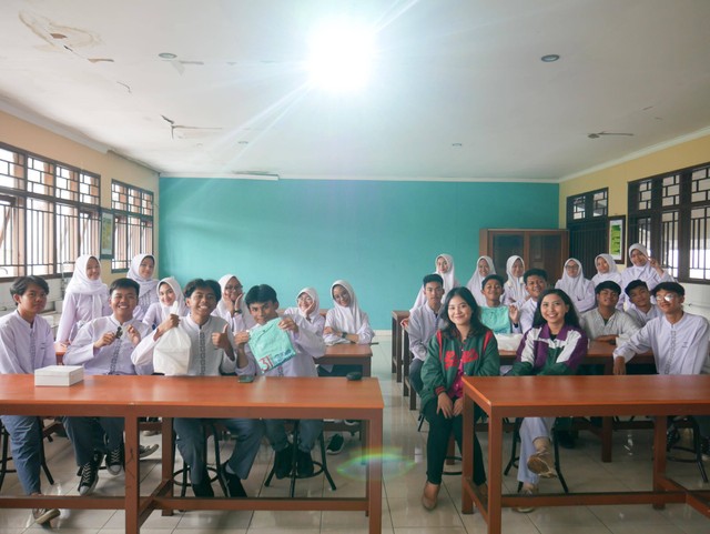 Sesi Foto Bersama dengan Siswa-Siswi SMA Negeri 17 Bandung 