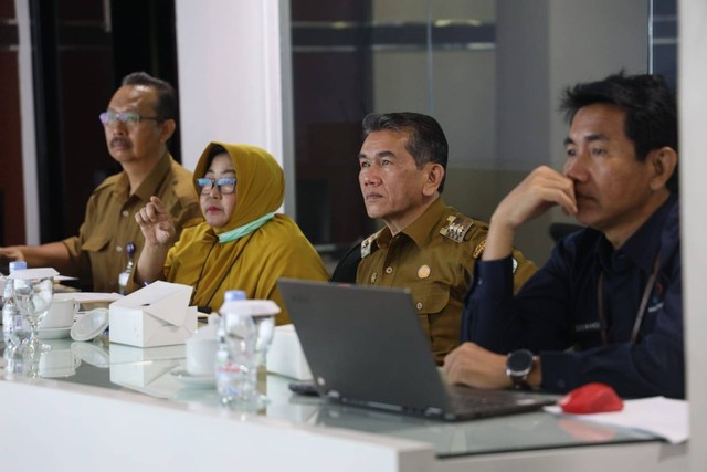 Pj Wali Kota Pontianak menghadiri Rapat Koordinasi Inflasi bersama Kementerian Dalam Negeri melalui Zoom Meeting di Ruang Pontive Center. Foto: Dok. Prokopim Pemkot Pontianak