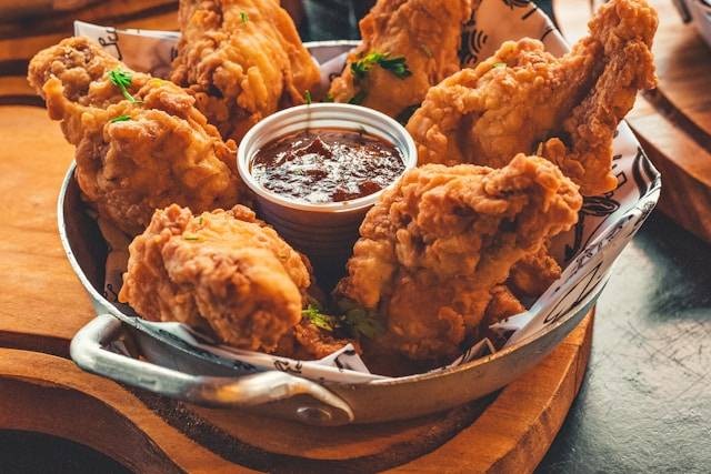 Fried Chicken Master Blok M. Foto hanya ilustrasi, bukan tempat sebenarnya. Sumber: Unsplash/ Lucas Andrade