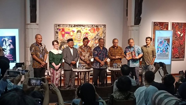 Eks Menko Polhukam, Mahfud MD menghadiri peluncuran buku Menjaga Danyang Jurnalisme juga Merawat Keindonesiaan dan Kemanusiaan di Bentara Budaya Jakarta, Jakarta Pusat, Senin (26/2/2024). Foto: Fadlan Nuril Fahmi/kumparan
