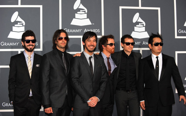 Anggota band Linkin Park tiba di karpet merah pada Grammy Awards ke-52 di Los Angeles, California pada 31 Januari 2010. Foto: Gabriel Bouys/AFP