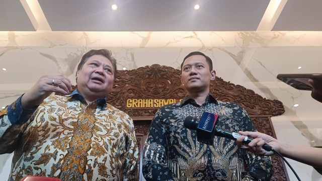 Menteri ATR/BPN Agus Harimurti Yudhoyono sambangi Menko Bidang Perekonomian Airlangga Hartarto, Senin (26/2/2024). Foto: Ave Airiza Gunanto/kumparan