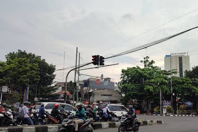 Kabel yang tersangkut dan tewaskan pemotor di Bandung. Foto: Rachmadi Rasyad/kumparan