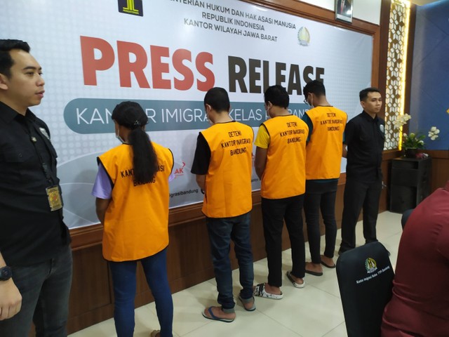 Pers rilis empat pelajar asal Timor Leste yang melanggar aturan keimigrasian di Kantor Imigrasi Kelas I Bandung pada Senin (26/2/2024). Foto: Rachmadi Rasyad/kumparan
