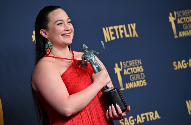 Aktris AS Lily Gladstone berpose dengan penghargaan Penampilan Terbaik oleh Aktor Wanita dalam Film - Drama untuk "Killers of the Flower Moon" di ruang pers pada Penghargaan Golden Globe tahunan ke-81 di hotel The Beverly Hilton di Beverly Hills. Foto: Robyn Beck / AFP