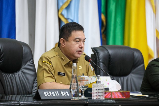 Irjen Kemendagri Tomsi Tohir memimpin Rapat Koordinasi Pengendalian Inflasi Daerah secara hybrid dari Gedung Sasana Bhakti Praja (SBP) Kantor Pusat Kemendagri, Jakarta, Senin (26/2/2024). Foto: Kemendagri