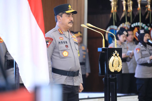 Wakapolri Komjen Agus Andrianto memimpin upacara kenaikan pangkat di Mabes Polri, Jakarta, Senin (26/2/2024). Foto: Polri