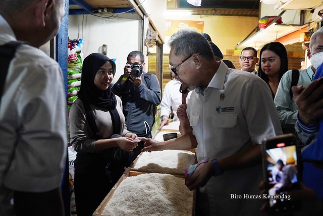 enteri Perdagangan, Zulkifli Hasan mengunjungi Pasar Klender SS, Jakarta, Senin (26 Feb). Kunjungan tersebut guna memantau harga dan ketersediaan beras. Dok. Kemendag. 