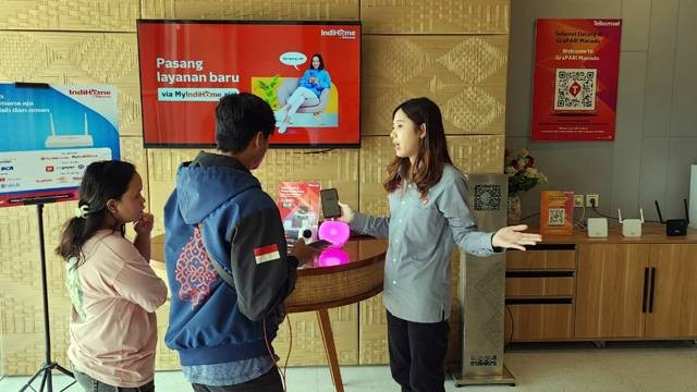 Pelayanan di Telkomsel GraPARI Mnado.