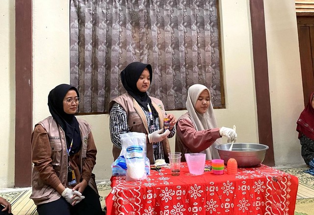 KKN Universitas Ahmad Dahlan (UAD) mengadakan kegiatan pembuatan sabun dengan memanfaatkan limbah rumah tangga (Dok. Istimewa)