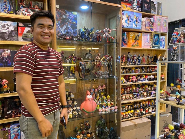 Ryan Safriansyah, owner Ray's Action Figure yang berburu koleksinya hingga ke China dan Jepang. Foto: Yulia Ramadhiyanti/Hi!Pontianak