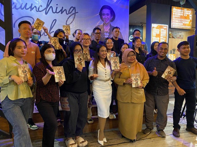 Ika Florentina saat menghadiri lauching bukunya yang berjudul, 'Tantangan Gemerlap'. Foto: Yulia Ramadhiyanti/Hi!Pontianak