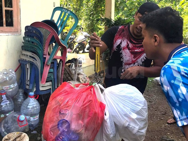 KKN Universitas Ahmad Dahlan (UAD) Adakan Sedekah Sampah untuk Bantu Masyarakat Demeling (Dok. Istimewa)