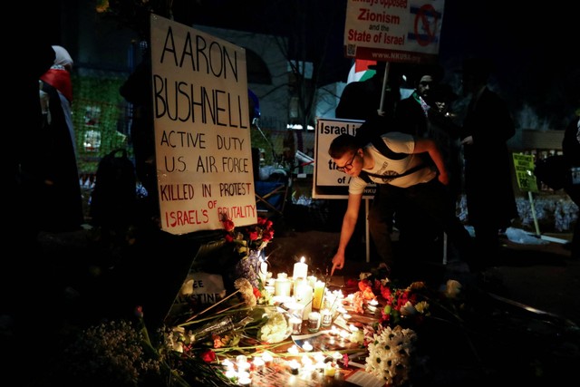 Orang-orang menghadiri peringatan bagi prajurit AS Aaron Bushnell pada Senin (26/2), yang tewas setelah membakar dirinya di depan Kedutaan Besar Israel di Washington pada 25 Februari dalam sebuah aksi protes terhadap perang Israel-Hamas. Foto: Allison Bailey/REUTERS