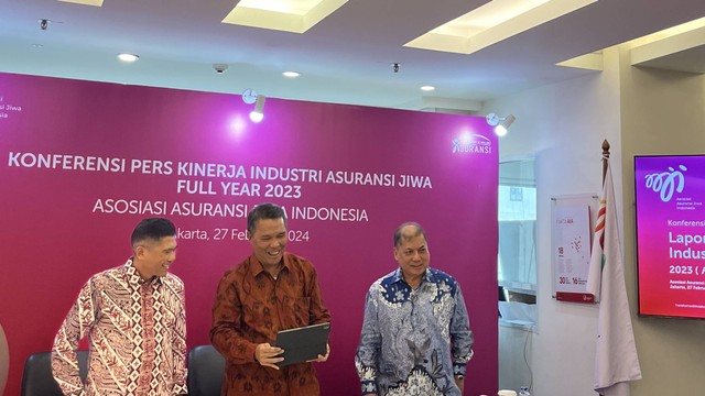 Asosiasi Asuransi Jiwa Indonesia (AAJI) menggelar konferensi pers kinerja industri asuransi jiwa full year 2023, Selasa (27/2/2024). Foto: Ghinaa Rahmatika/kumparan