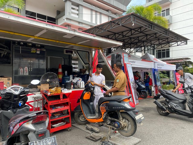 Astra Motor Kalimantan Barat mengadakan gathering costumer dan memberikan service motor untuk ASN di Halaman Dikbud Kalbar. Foto: Dok. Astra Motor Kalbar