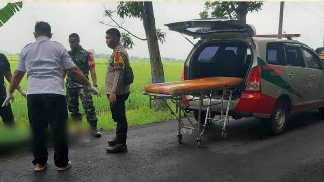 Petugas saat evakuasi korban kecelakaan lalu-lintas di Desa Sukosewu, Kecamatan Sukosewu, Kabupaten Bojonegoro. Selasa (27/02/2024) (Aset: Istimewa).