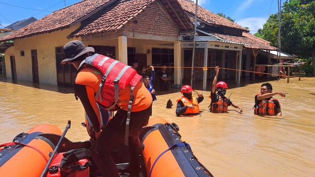 4 Kecamatan Di Brebes Masih Terendam Banjir | Kumparan.com