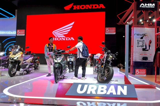 Jajaran sepeda motor Honda di IIMS 2024. Foto: dok. AHM