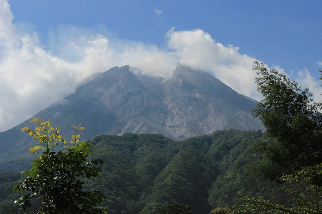 Bukit Turgo di Sleman. Foto hanya ilustrasi, bukan gambar sebenarnya. Sumber: Unsplash/  Rivan Saputram.