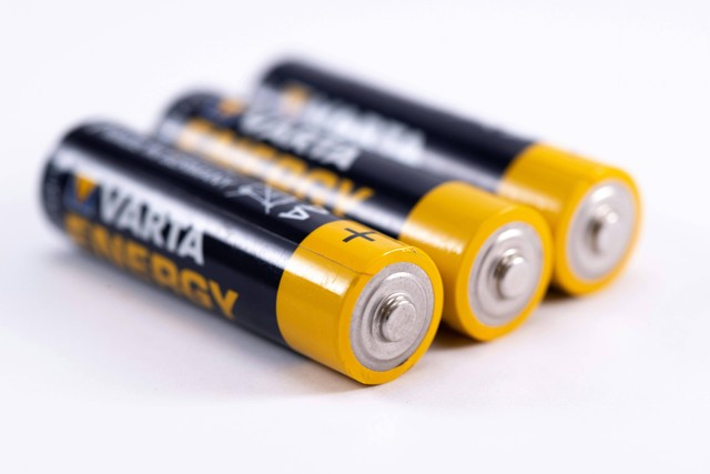 Baterai berfungsi untuk menyimpan energi dalam bentuk kimia, kemudian diubah menjadi energi listrik. Foto: Pexels.com