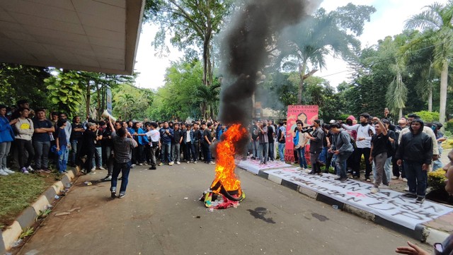 Demo mahasiswa Universitas Pancasila sempat ricuh pada Selasa (27/2/2024). Foto: Jonathan Devin/kumparan