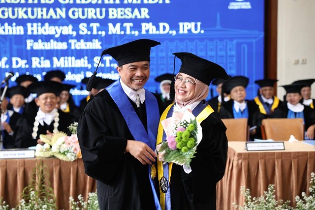 Prof Muslikhin Hidayat (50) and Prof Ria Millati (51), pasangan suami istri dikukuhkan jadi Guru Besar UGM barengan. Foto: Dok. UGM