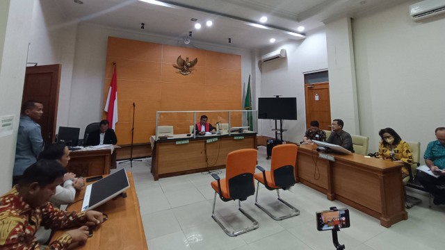Hakim Tumpanuli Marbun saat membacakan putusan praperadilan penyuap eks Wamenkumham di PN Jakarta Selatan, Selasa (27/2/2024). Foto: Hedi/kumparan