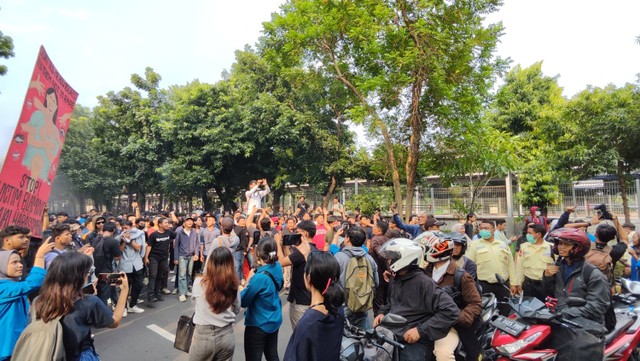 Demo mahasiswa Universitas Pancasila di Jalan Lenteng Agung, Jakarta Selatan, Selasa (27/2/2024). Foto: Jonathan Devin/kumparan