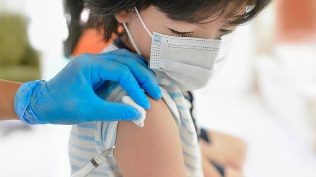 Ilustrasi seorang anak sedang diberi imunisasi. Foto: Shutterstock