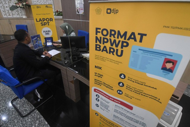 Petugas Direktorat Jenderal Pajak (DJP) memberikan informasi pemadanan Nomor Induk Kependudukan (NIK) menjadi Nomor Pokok Wajib Pajak (NPWP) kepada wajib pajak di salah satu Kantor Pelayanan Pajak (KPP) di Jakarta, Selasa (27/2/2024). Foto: Aditya Pradana Putra/Antara Foto