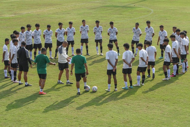 Pelatih Nova Arianto (tengah) memberikan instruksi kepada para pesepak bola peserta seleksi gelombang 3 Tim Nasional U-16 di Lapangan A Kompleks Gelora Bung Karno, Senayan, Jakarta, Selasa (27/3/2024). Foto: Aditya Pradana Putra/Antara Foto