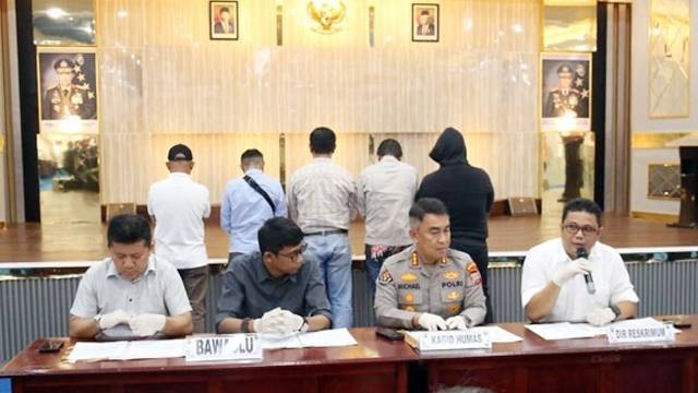 Polda Sulut dan Bawaslu saat menggelar konferensi pers terkait Politik Uang pada Pemilu 2024 di Sulawesi Utara.