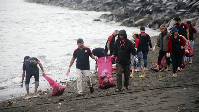 Kegiatan bersih pantai Alfamidi-AJI Manado di Pantai Karangria, Kota Manado, Sulawesi Utara, dalam rangka Hari Peduli Sampah Nasional, Selasa (27/2)