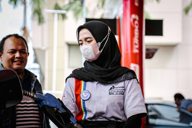 Pengisian bahan bakar di SPBU. Foto: Dok. Pertamina