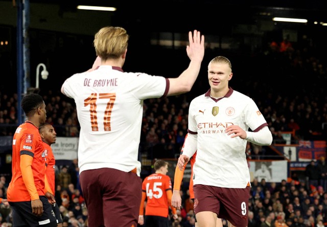 Selebrasi Kevin de Bruyne dan Erling Haaland saat Luton Town vs Man City dalam laga ronde kelima Piala FA 2023/24 di Stadion Kenilworth Road pada Rabu (28/2) dini hari WIB. Foto: REUTERS/David Klein