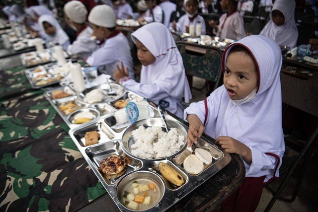 Ilustrasi sejumlah siswa sedang makan siang bersama. Foto: Nova Wahyudi/Antara Foto